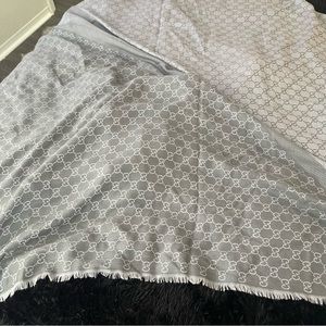 Dimensions: 140x140cm.
80% wool 20% silk
Pure luxury from GUCCI
GG pattern